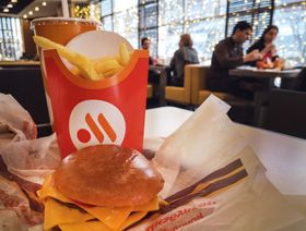 زبائن يتناولون العشاء في مطعم "فكوسنا آي توتشكا" (تعني : لذيذ وكفى!)، الذي كان معروفاً في السابق بـ"ماكدونالدز"، في العاصمة الروسية موسكو - المصدر: بلومبرغ