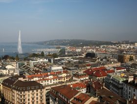 مباني سكنية وتجارية متاخمة لإحدى البحيرات في جنيف  - المصدر: بلومبرغ