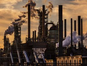 مصفاة تكرير نفط تملكها "إكسون موبيل" في باتون روغ، لويزيانا - المصدر: بلومبرغ