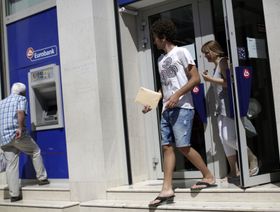 اليونان تتطلع للعودة إلى التصنيف الاستثماري بداية العام المقبل