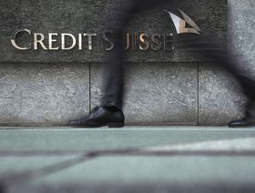 لافتة "كريدي سويس غروب" خارج مقر المجموعة في هونغ كونغ، الصين - المصدر: بلومبرغ