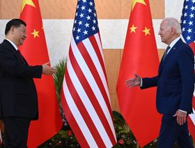 الرئيس الأميركي جو بايدن يصافح نظيره الصيني شي جين بينغ، خلال لقائهما على هامش اجتماعات مجموعة العشرين التي جرت في جزيرة بالي الإندونيسية بتاريخ 14 نوفمبر 2022 - المصدر: غيتي إيمجز
