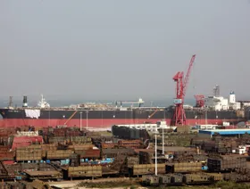 ملاك السفن يستعدون للرسوم الأميركية بتعديل عقود الشحن الصينية