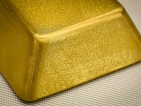 أسعار الذهب تستقر بالقرب من أعلى مستوى مع ارتفاع الطلب