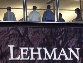 موظفون في المقر الرئيسي لبنك "ليمان براذرز" في نيويورك. 16 سبتمبر 2008 - المصدر: رويترز