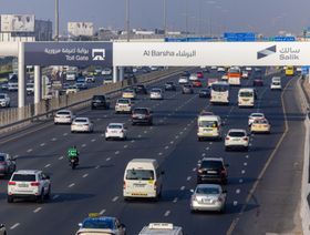 مركبات تعبر بوابة "سالك"  بشارع الشيخ زايد في دبي، الإمارات العربية المتحدة  - المصدر: بلومبرغ