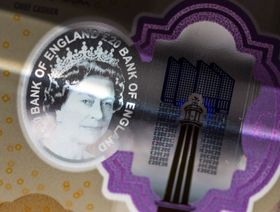 ورقة نقدية بريطانية مطبوعة عليها صورة للملكة إليزابيث  - المصدر: بلومبرغ