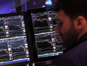 متداول على أرضية بورصة نيويورك خلال التداول الصباحي في 17 مايو 2023 - المصدر: بلومبرغ