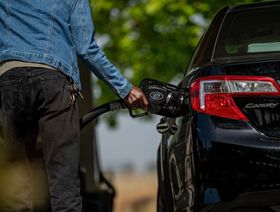 شخص يعيد ملء سيارته بالوقود بمحطة "شل" بمنطقة هيركوليس في ولاية كاليفورنيا الأميركية - المصدر: بلومبرغ