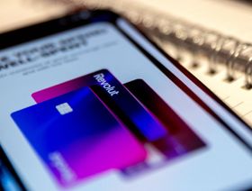 بطاقة وتطبيق "ريفولوت" على شاشة كمبيوتر لوحي - بلومبرغ - بلومبرغ