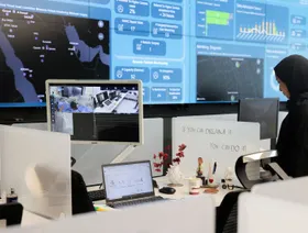 موظفة داخل غرفة تحكم بمستشفى افتراضي في العاصمة الرياض، المملكة العربية السعودية - المصدر: بلومبرغ