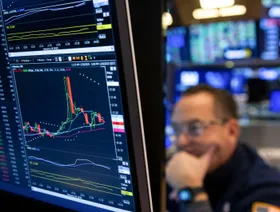 مؤشرات وول ستريت تهتز بعد بيانات اقتصادية أميركية ضعيفة