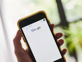 متفصح جوجل على شاشة هاتف محمول - بلومبرغ