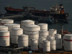 تكديس الصين لاحتياطيات النفط يربك حسابات التجار في سنغافورة