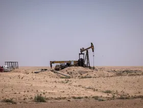 منصة نفطية على بُعد نحو 20 كيلومتراً من مدينة الرقة في سوريا - Getty Images