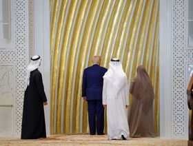 الرئيس الأميركي دونالد ترمب يقف في المحراب خلال زيارته جامع الشيخ زايد الكبير برفقة ولي عهد أبوظبي الشيخ خالد بن محمد بن زايد آل نهيان، أثناء زيارته الإمارات ضمن جولته الخليجية التي استهلها بالسعودية ومن ثم قطر. 15 مايو 2025 - رويترز