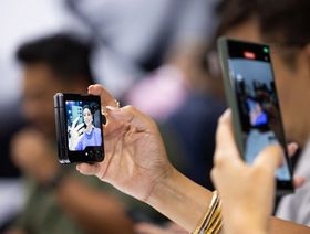 شركات تصنيع الهواتف مغرمة بالهاتف القابل للطي.. عدا \"أبل\"