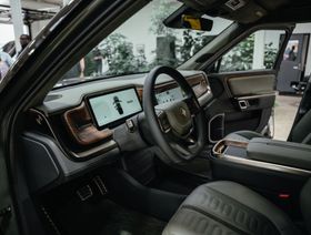 صورة للجزء الداخلي من شاحنة بيك آب Rivian R1T  الكهربائية (EV) في منشأة التصنيع التابعة للشركة في نورمال، إلينوي، الولايات المتحدة، يوم الاثنين، 11 أبريل، 2022. - المصدر: بلومبرغ