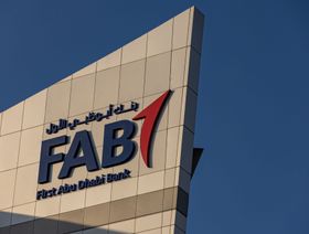 شعار بنك أبوظبي الأول يزين واجهة مقر المصرف في منطقة الخبيرة بأبوظبي، الإمارات العربية المتحدة  - المصدر: بلومبرغ