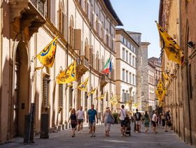 مشاة بأحد شوارع "سيينا" المركزية، في إيطاليا - المصدر: بلومبرغ