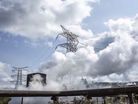 بخار حول عمود نقل الكهرباء في مجمع أولكاريا للطاقة الحرارية الأرضية، في حديقة هيلز جيت الوطنية في نيفاشا، كينيا - المصدر: بلومبرغ