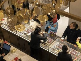 متسوقون يعاينون مشغولات ذهبية داخل متجر في الصين - المصدر: بلومبرغ