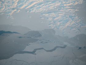 صورة للجليد من نافذة طائرة متجهة من إيكالويت إلى بوند إنليت، نونافوت، كندا، يوم 10 نوفمبر 2021 - المصدر: بلومبرغ