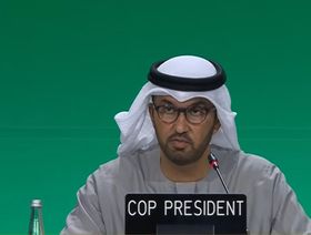 سلطان الجابر، رئيس مؤتمر الأطراف "كوب 28" (COP28) أثناء إلقاء كلمته في الجلسة الختامية، يوم 13 ديسمبر 2023 - المصدر: بلومبرغ