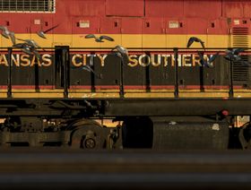 طيور تحلق قرب قطار من شركة "كنساس سيتي سذرن" في محطة في كنساس - المصدر: بلومبرغ