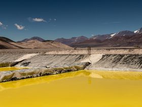 أحواض التبخر الملحي في مشروع "كيو 3" لتعدين الليثيوم التابعة لشركة "لياكس" بالقرب من فيامبالا، بمقاطعة كاتاماركا. الأرجنتين - المصدر: بلومبرغ