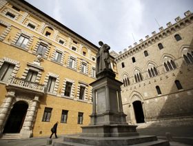 إيطاليا تدرس بيع حصة جديدة بمصرف \"مونتي باشي\" لخفض الديون