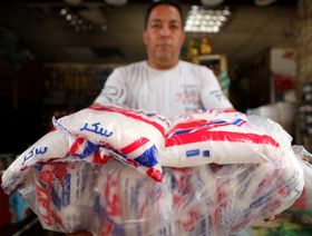 متسوق يحمل أكياساً من السكر في أحد المحلات بالقاهرة، مصر - المصدر: رويترز