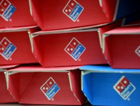 عبوات "دومينوز بيتزا". - المصدر: بلومبرغ