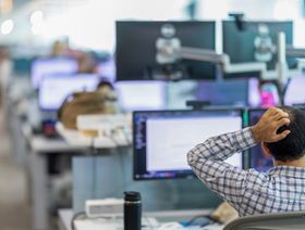 موظف يعمل على حاسوب في أحد مكاتب "جيه بي مورغان تشيس آند كو" في بورنماوث، المملكة المتحدة - المصدر: بلومبرغ