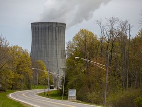 برج تبريد بمحطة "ناين ميل بوينت" النووية التابعة لشركة "كونسلتيشن إنيرجي" بمقاطعة أوسويغو في ولاية نيويورك الأميركية - المصدر: بلومبرغ