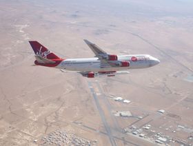 صاروخ لانشر وان تحت طائرة بوينغ 747 المحولة، كوزميك غيرل. - المصدر: بلومبرغ