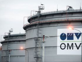 خزانات نفط في مصفاة تابعة لشركة "أو ام في" (OMV) في شويتشات، النمسا - المصدر: بلومبرغ