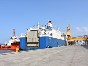 زورق يساعد سفينة على الرسو في ميناء جازان في السعودية - المصدر: الهيئة العامة للموانئ في السعودية