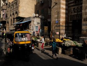 عربة "توك توك" في أحد شوارع حي الخليفة في العاصمة المصرية القاهرة، يوم 7 يناير 2023. يواصل التضخم وضعف العملة المحلية الضغط على معظم القطاعات غير المنتجة للنفط في البلاد - المصدر: بلومبرغ