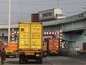 شاحنات تغادر ميناء جواهر لال نهرو في مومباي - المصدر: بلومبرغ