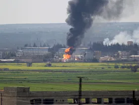 دخان يتصاعد من مصفاة شركة "سادكو للنفط والغاز" بعد ما قاله ناشطون إنه غارة جوية نفذتها قوات موالية للرئيس السوري بشار الأسد في مدينة إدلب شمال غربي البلاد (صورة أرشفية تعود إلى 26 مارس 2015) - رويترز