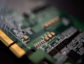 صناعة الرقائق في قلب الحرب التجارية بين أميركا والصين - المصدر: بلومبرغ