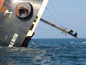 غاصت سفينة روبيمار إلى قاع البحر الأحمر يوم 7 مارس، بعد خمسة أيام من بدء غرقها جراء إصابتها بصاروخ حوثي في وقت سابق من شهر فبراير. - المصدر: غيتي إيمجز