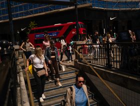 متسوقون يدخلون محطة مترو أنفاق أكسفورد سيركس لندن في وسط لندن، المملكة المتحدة، يوم الجمعة، 10 مايو 2024 - المصدر: بلومبرغ
