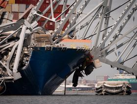 السفينة "دالي" بعد اصطدامها بجسر "فرانسيس سكوت كي" في بالتيمور، الولايات المتحدة - المصدر: بلومبرغ