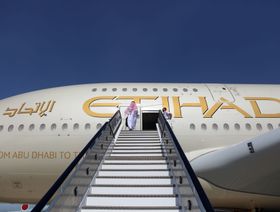 رجل يصعد الدرج لدخول طائرة "A380" تديرها الاتحاد للطيران، في معرض دبي للطيران، دبي، الإمارات العربية المتحدة - المصدر: بلومبرغ