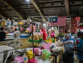 ماليزيا تُخفض توقعات النمو وتُوجه سياستها النقدية لإنعاش الاقتصاد