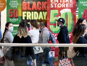 متسوقون بموسم العطلات في مركز تجاري في نيو جيرسي في الولايات المتحدة - المصدر: بلومبرغ