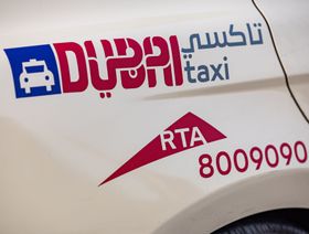 شعارا هيئة الطرق والمواصلات و"تاكسي دبي" على سيارة أجرة في دبي، الإمارات العربية المتحدة - المصدر: بلومبرغ