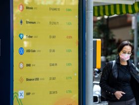 شاشة تعرض أسعار العديد من العملات المشفرة مقابل الدولار الأميركي في هونغ كونغ - المصدر: بلومبرغ